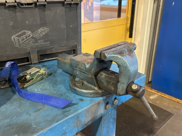 1457417-4 Arbetsbänk med skruvstäd, verktygstavla och innehåll