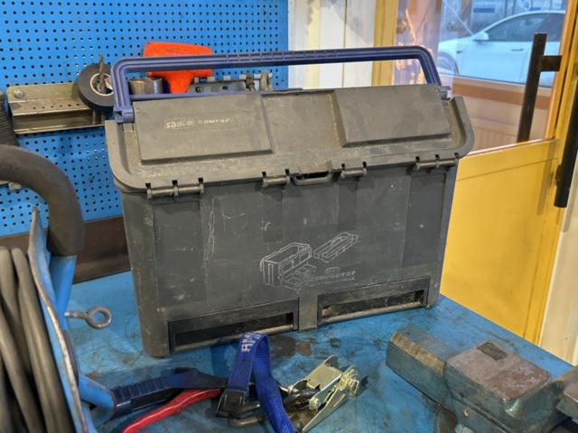 1457417-5 Arbetsbänk med skruvstäd, verktygstavla och innehåll