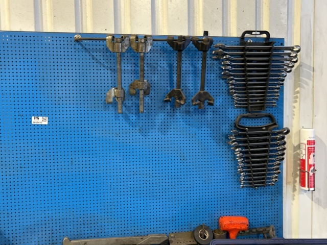 1457417-6 Arbetsbänk med skruvstäd, verktygstavla och innehåll