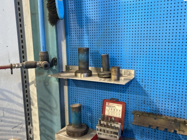 1457417-8 Arbetsbänk med skruvstäd, verktygstavla och innehåll