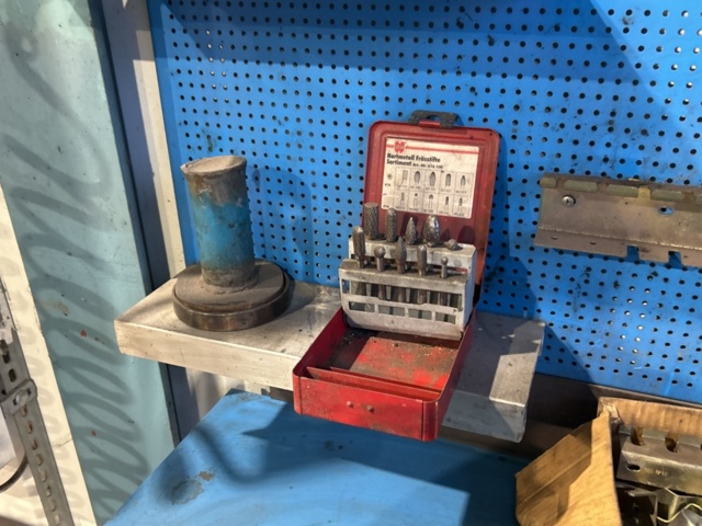 1457417-9 Arbetsbänk med skruvstäd, verktygstavla och innehåll