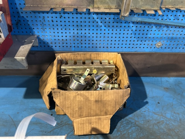 1457417-10 Arbetsbänk med skruvstäd, verktygstavla och innehåll