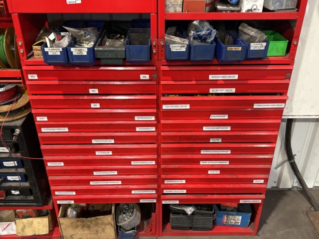 1457418-4 Sortimentshyllor med innehåll