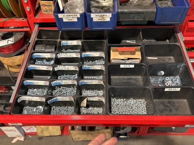 1457418-5 Sortimentshyllor med innehåll