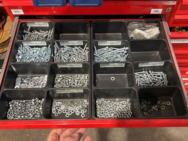 1457418-6 Sortimentshyllor med innehåll