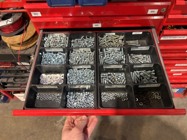 1457418-7 Sortimentshyllor med innehåll