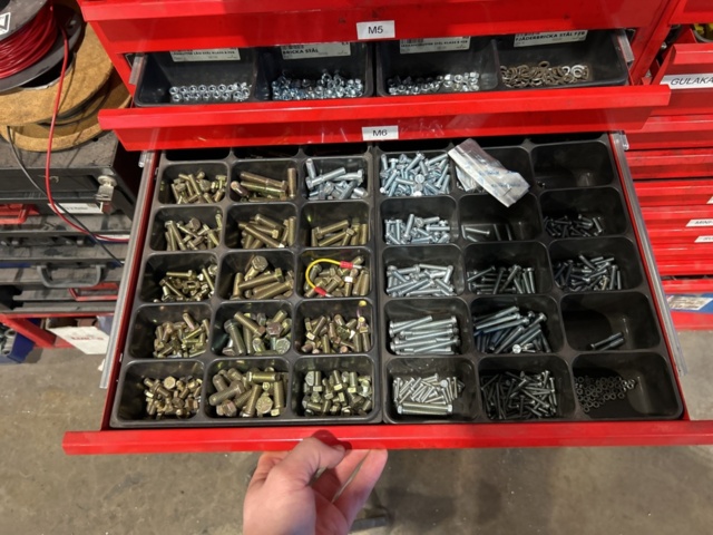 1457418-8 Sortimentshyllor med innehåll