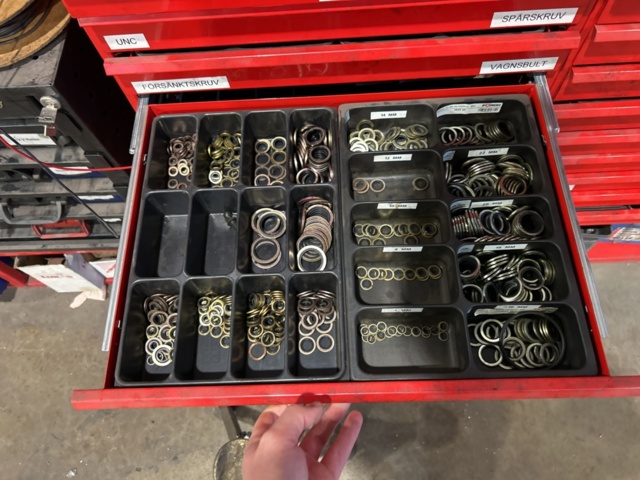 1457418-10 Sortimentshyllor med innehåll