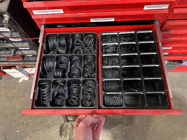 1457418-11 Sortimentshyllor med innehåll