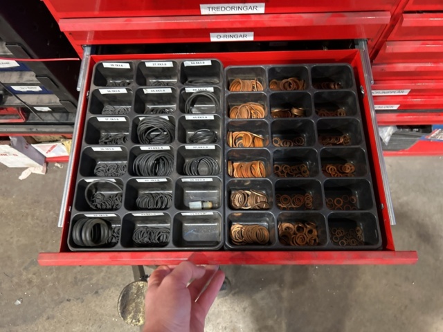 1457418-12 Sortimentshyllor med innehåll