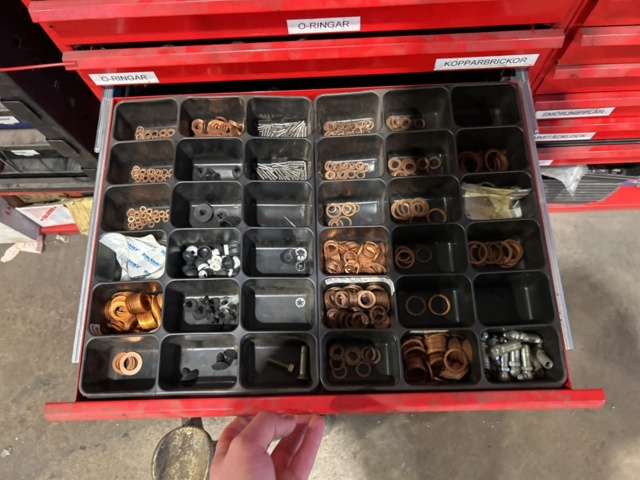 1457418-13 Sortimentshyllor med innehåll