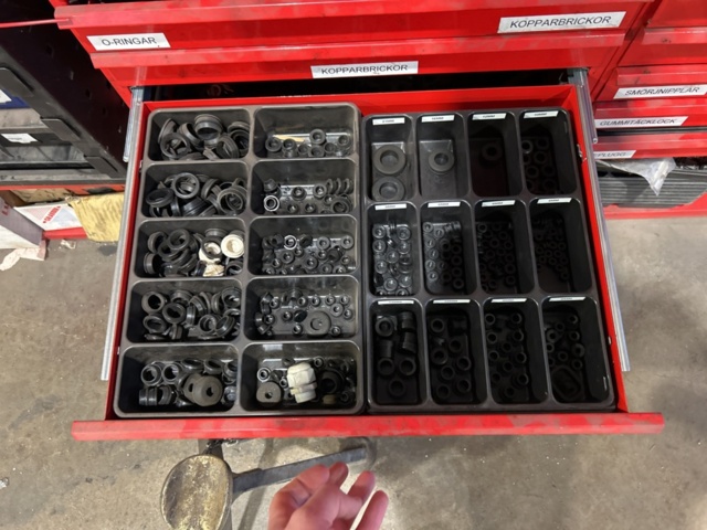 1457418-14 Sortimentshyllor med innehåll