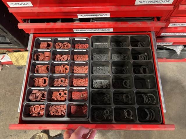 1457418-15 Sortimentshyllor med innehåll