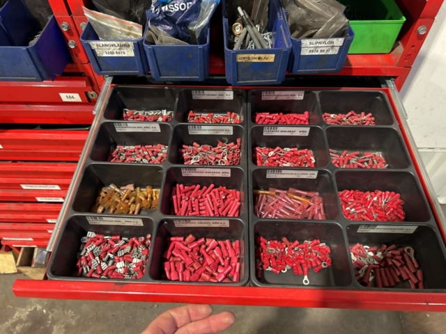 1457418-16 Sortimentshyllor med innehåll