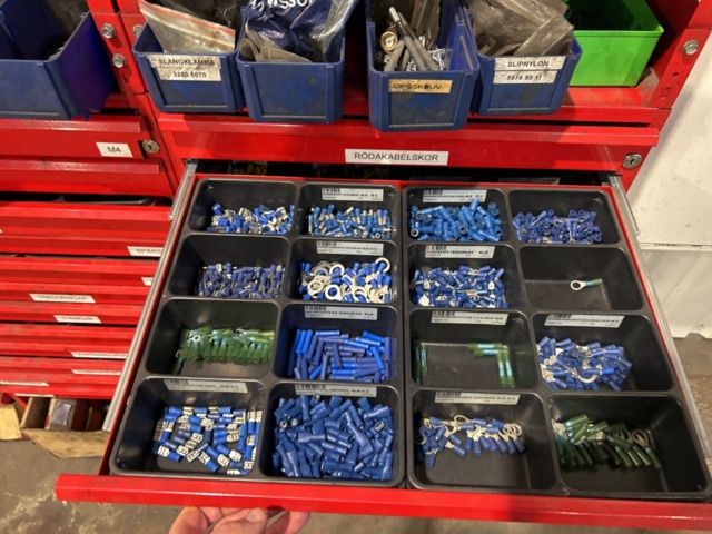 1457418-17 Sortimentshyllor med innehåll