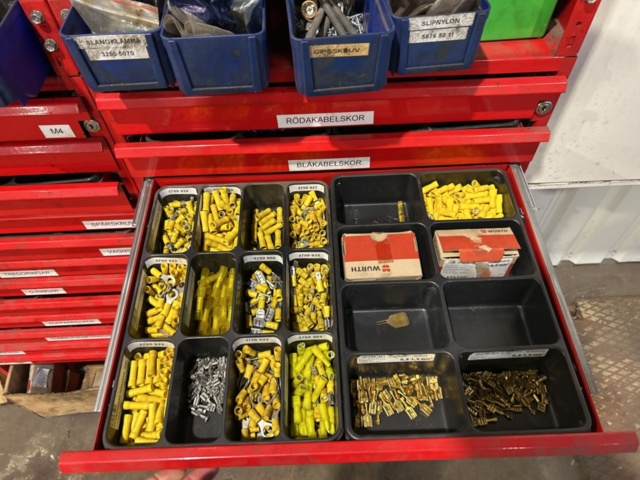 1457418-18 Sortimentshyllor med innehåll