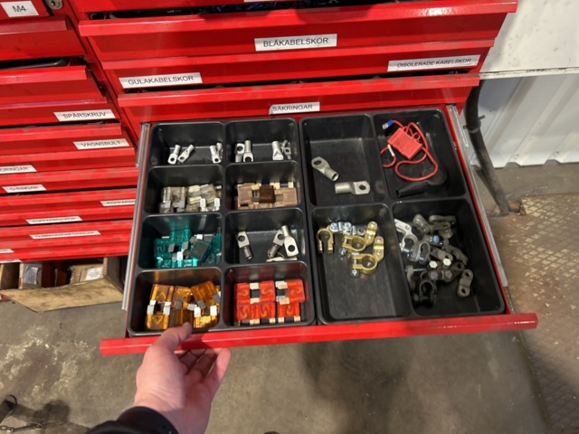 1457418-20 Sortimentshyllor med innehåll