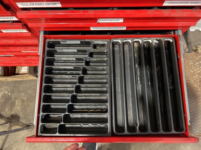 1457418-21 Sortimentshyllor med innehåll