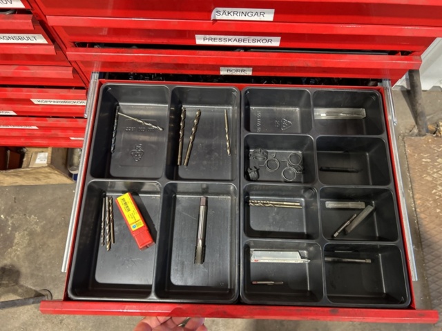 1457418-22 Sortimentshyllor med innehåll