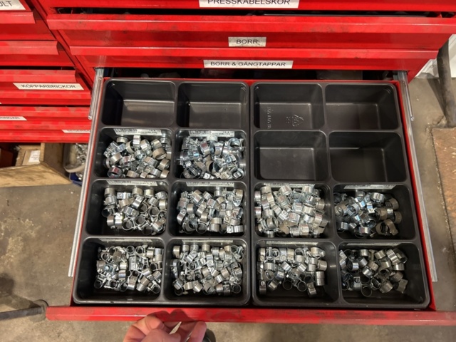 1457418-23 Sortimentshyllor med innehåll