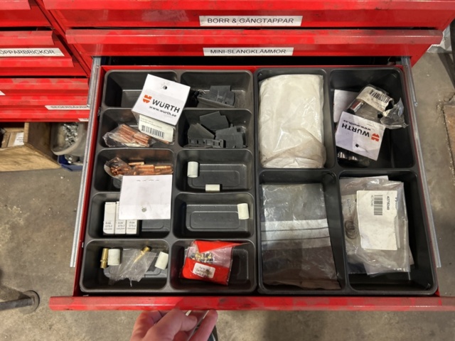 1457418-24 Sortimentshyllor med innehåll