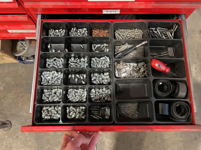 1457418-25 Sortimentshyllor med innehåll