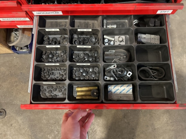 1457418-26 Sortimentshyllor med innehåll