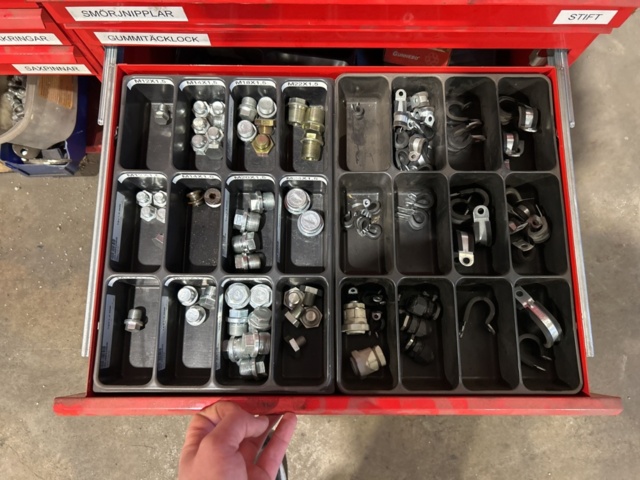 1457418-27 Sortimentshyllor med innehåll