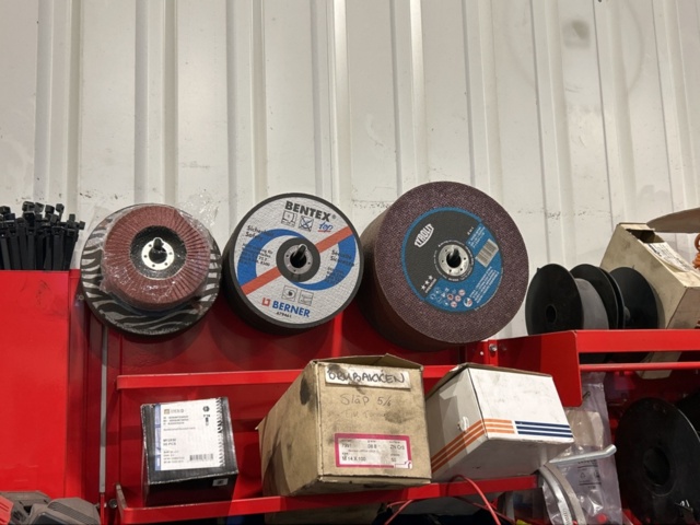 1457418-29 Sortimentshyllor med innehåll