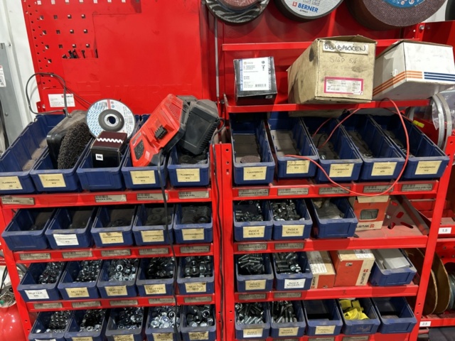 1457418-30 Sortimentshyllor med innehåll