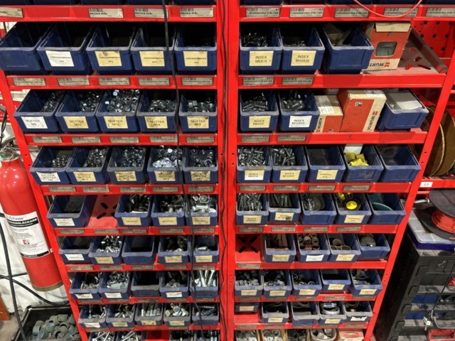 1457418-31 Sortimentshyllor med innehåll