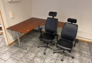 1457425 Kontorsinredning - Skrivbord och stolar