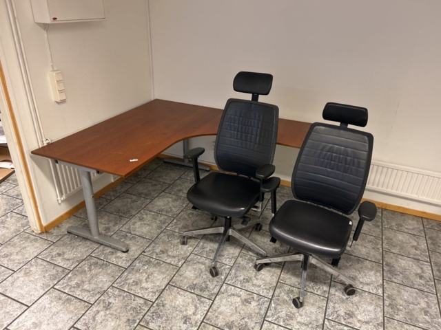 1457425-1 Kontorsinredning - Skrivbord och stolar