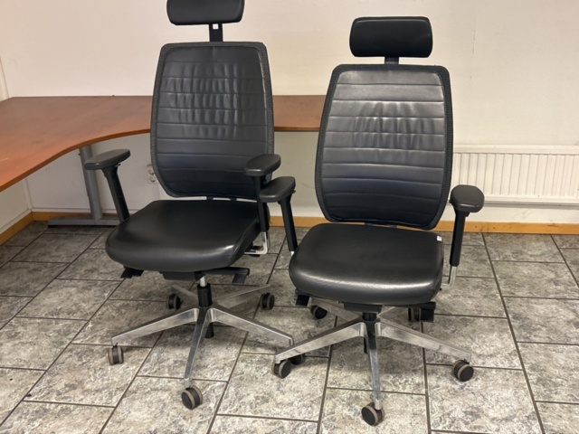 1457425-2 Kontorsinredning - Skrivbord och stolar