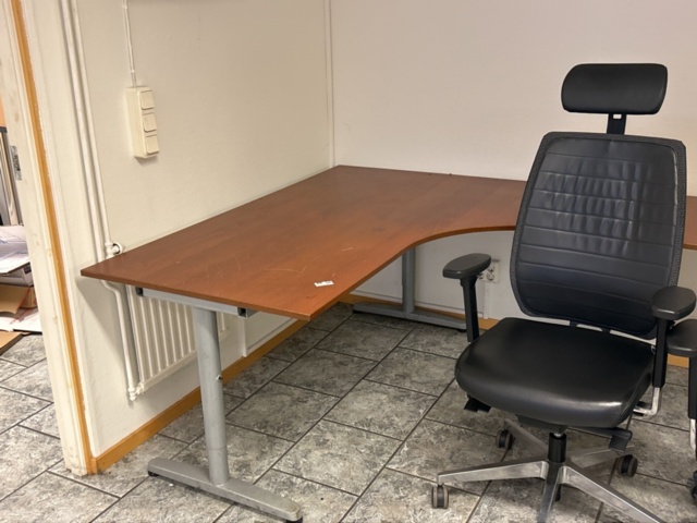 1457425-3 Kontorsinredning - Skrivbord och stolar