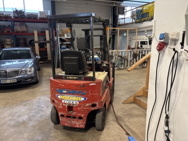 1372846-3 Motviktstruck el - Nissan