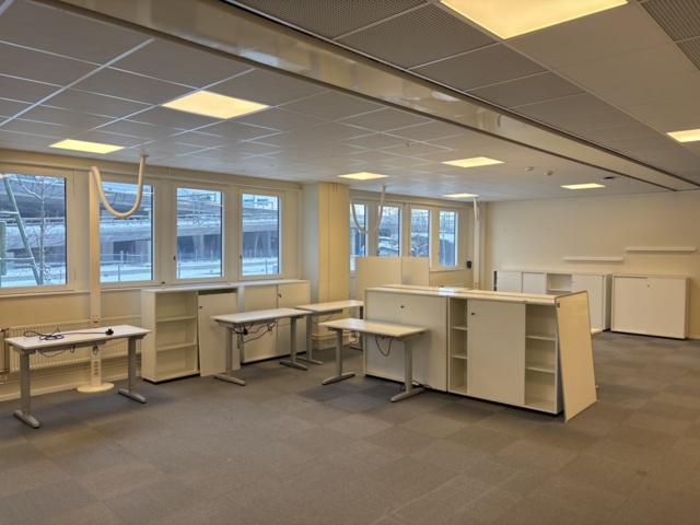 1409504-35 Kontorsmöbler - Höj-/sänkbara skrivbord, förvaringsskåp, avskärmning, m.m - IKEA, Edsbyn, AJ