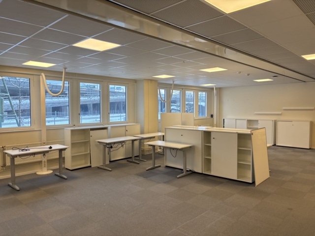 1409504-1 Kontorsmöbler - Höj-/sänkbara skrivbord, förvaringsskåp, avskärmning, m.m - IKEA, Edsbyn, AJ