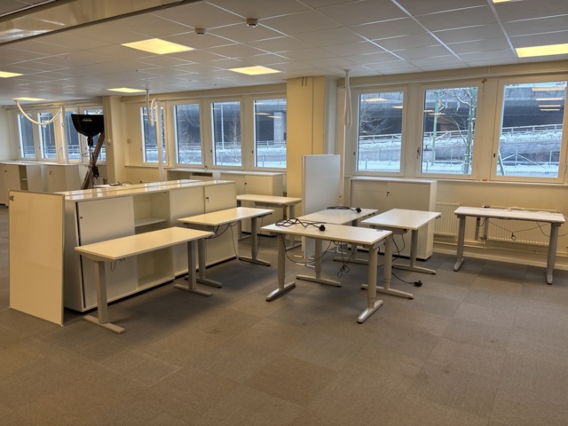 1409504-2 Kontorsmöbler - Höj-/sänkbara skrivbord, förvaringsskåp, avskärmning, m.m - IKEA, Edsbyn, AJ