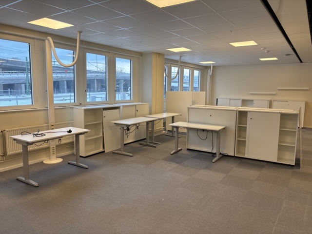 1409504-3 Kontorsmöbler - Höj-/sänkbara skrivbord, förvaringsskåp, avskärmning, m.m - IKEA, Edsbyn, AJ