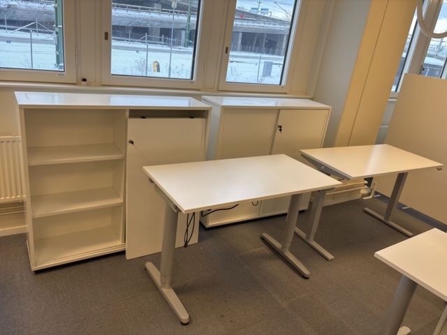 1409504-5 Kontorsmöbler - Höj-/sänkbara skrivbord, förvaringsskåp, avskärmning, m.m - IKEA, Edsbyn, AJ