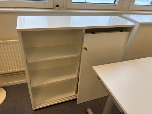 1409504-6 Kontorsmöbler - Höj-/sänkbara skrivbord, förvaringsskåp, avskärmning, m.m - IKEA, Edsbyn, AJ