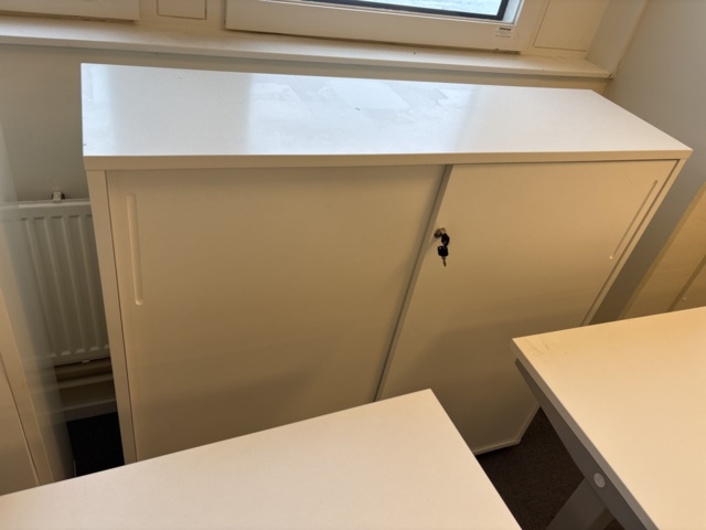 1409504-7 Kontorsmöbler - Höj-/sänkbara skrivbord, förvaringsskåp, avskärmning, m.m - IKEA, Edsbyn, AJ