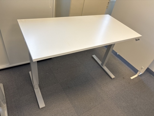 1409504-8 Kontorsmöbler - Höj-/sänkbara skrivbord, förvaringsskåp, avskärmning, m.m - IKEA, Edsbyn, AJ