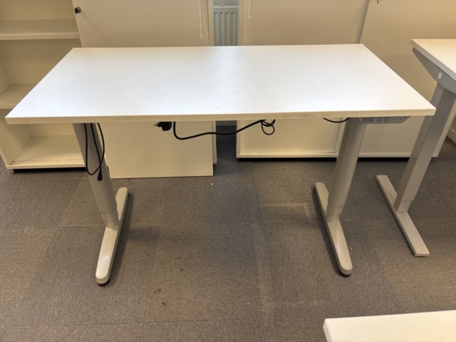 1409504-9 Kontorsmöbler - Höj-/sänkbara skrivbord, förvaringsskåp, avskärmning, m.m - IKEA, Edsbyn, AJ