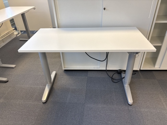 1409504-10 Kontorsmöbler - Höj-/sänkbara skrivbord, förvaringsskåp, avskärmning, m.m - IKEA, Edsbyn, AJ