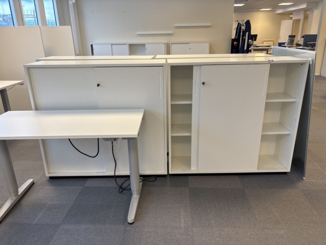 1409504-11 Kontorsmöbler - Höj-/sänkbara skrivbord, förvaringsskåp, avskärmning, m.m - IKEA, Edsbyn, AJ