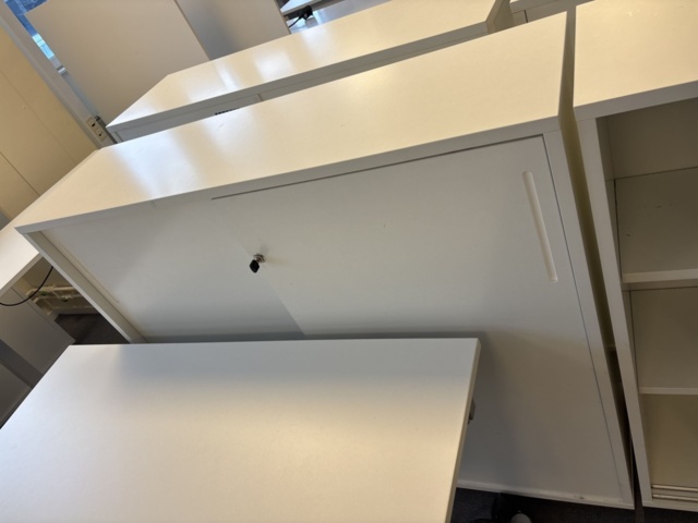 1409504-12 Kontorsmöbler - Höj-/sänkbara skrivbord, förvaringsskåp, avskärmning, m.m - IKEA, Edsbyn, AJ