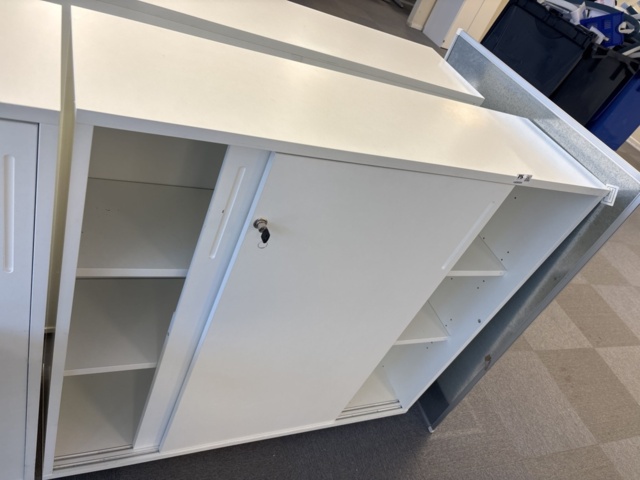 1409504-13 Kontorsmöbler - Höj-/sänkbara skrivbord, förvaringsskåp, avskärmning, m.m - IKEA, Edsbyn, AJ