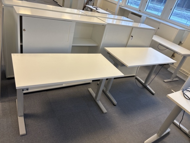 1409504-15 Kontorsmöbler - Höj-/sänkbara skrivbord, förvaringsskåp, avskärmning, m.m - IKEA, Edsbyn, AJ